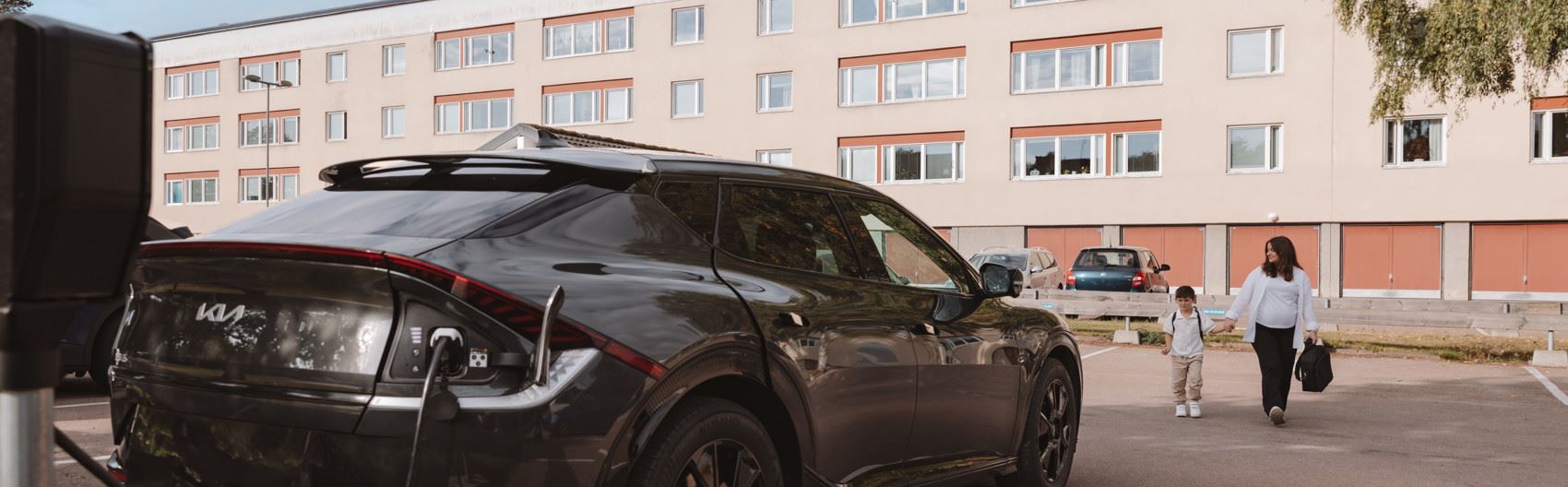 Elbil som laddar utanför brf:en