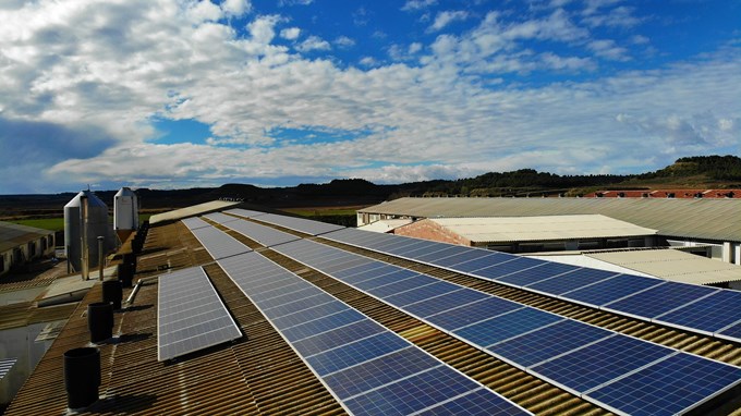 Ladugård med solceller på taket