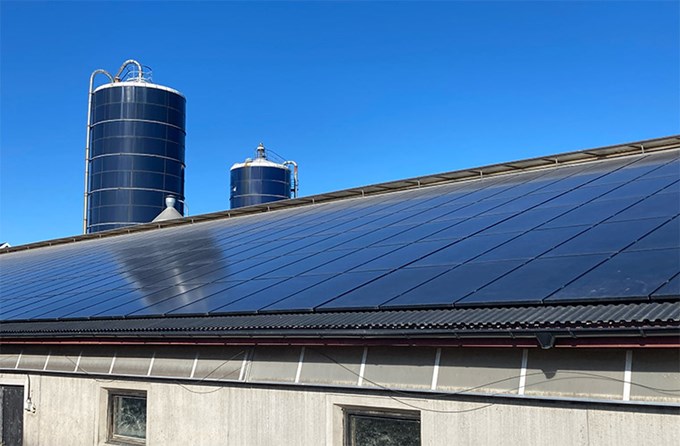 Solceller på ett ladutak
