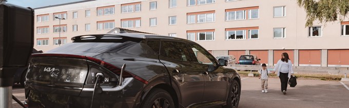 Elbil som laddar utanför brf:en