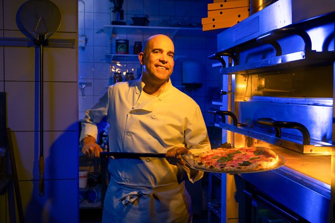 Pizzabagare med pizza.